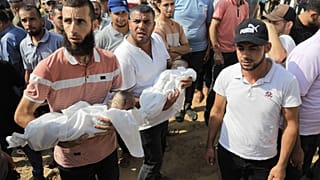 Родственники несут хоронить тела детей, погибших в результате израильских ударов на юге сектора Газа, 8 октября 2023 года