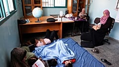 Bewohnerinnen des Gazastreifens in einer Schule. 