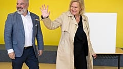 Innenministerin Nancy Faeser mit ihrem Mann bei der Stimmabgabe in Hessen