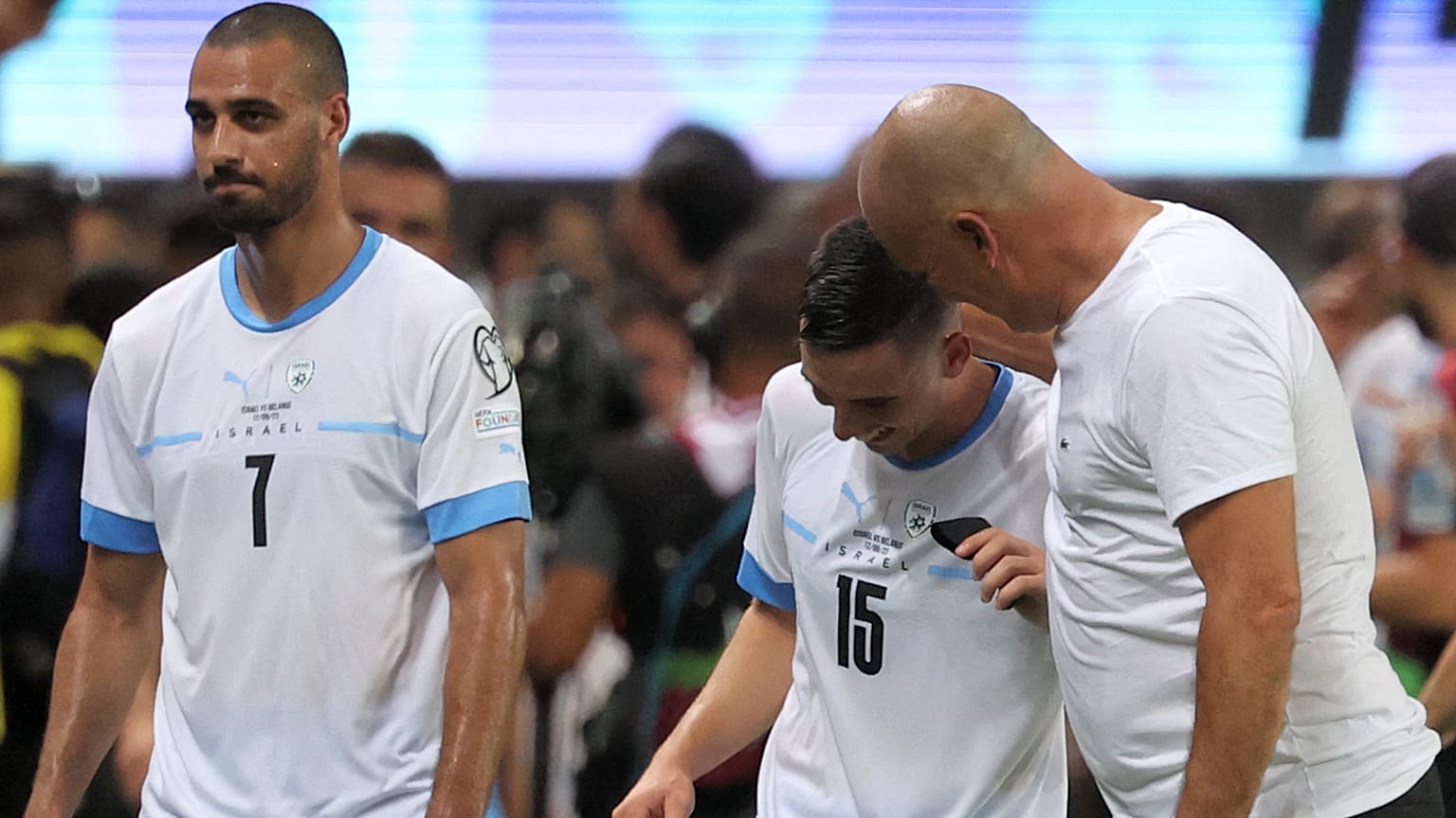 لاعبو المنتخب الإسرائيلي ومدربهم