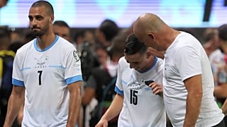 لاعبو المنتخب الإسرائيلي ومدربهم
