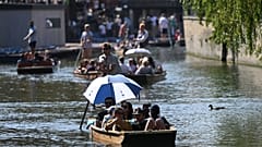 Wie im Sommer: Ein Bootsausflug bei Sonnenschein