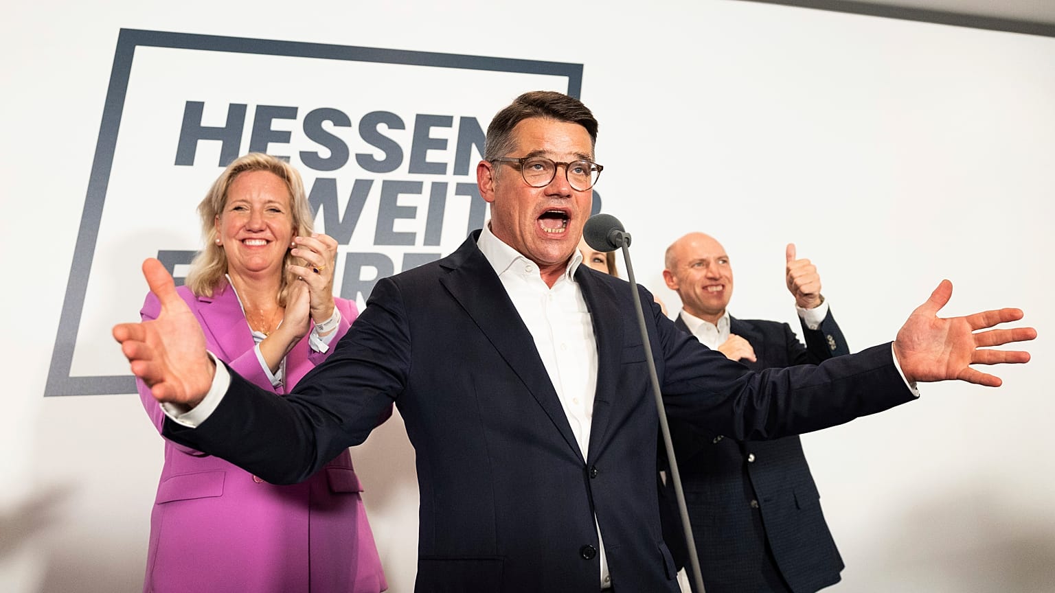 Der hessische Ministerpräsident Boris Rhein bejubelt seinen Wahlsieg