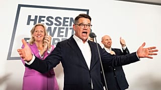 Der hessische Ministerpräsident Boris Rhein bejubelt seinen Wahlsieg