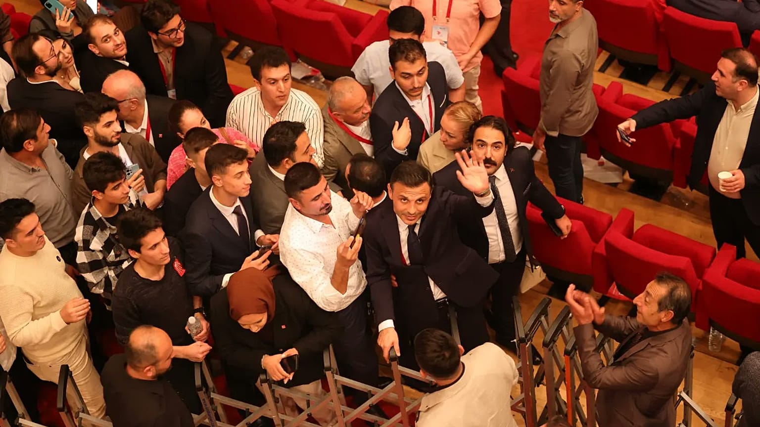 (CHP) İstanbul İl Kongresi’nde başkanlık yarışını Özgür Çelik kazandı