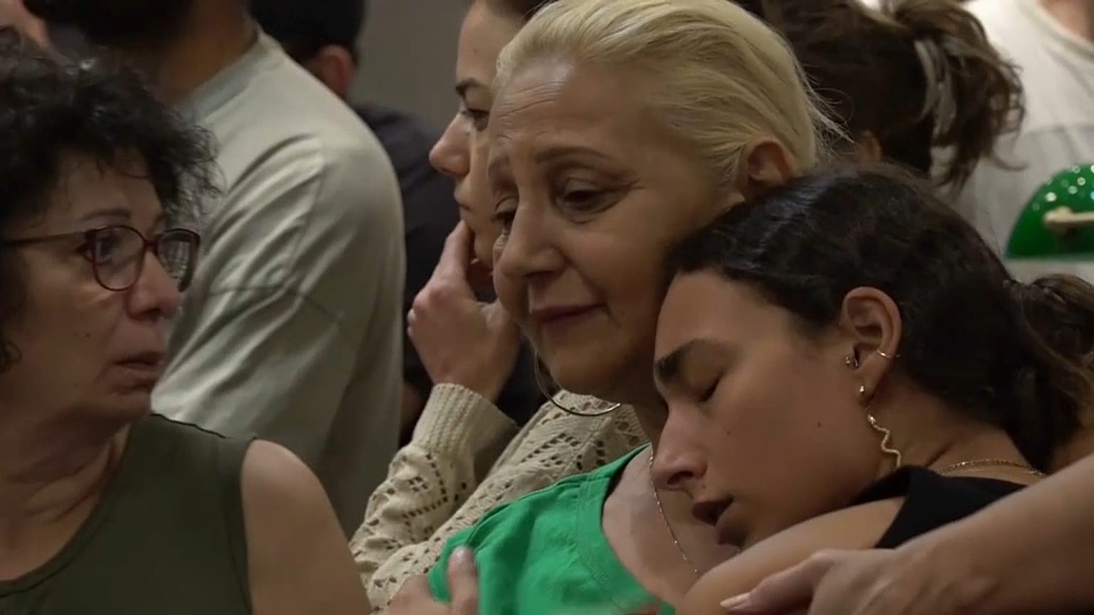 Familiares choram vítimas do Hamas durante conferência de imprensa, Telavive, Israel