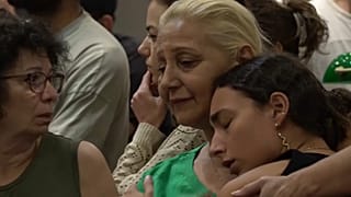 Familiares choram vítimas do Hamas durante conferência de imprensa, Telavive, Israel