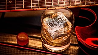 Os AC/DC juntam-se aos Motörhead, Slipknot e Bob Dylan para obterem a sua própria marca de bebida alcoólica