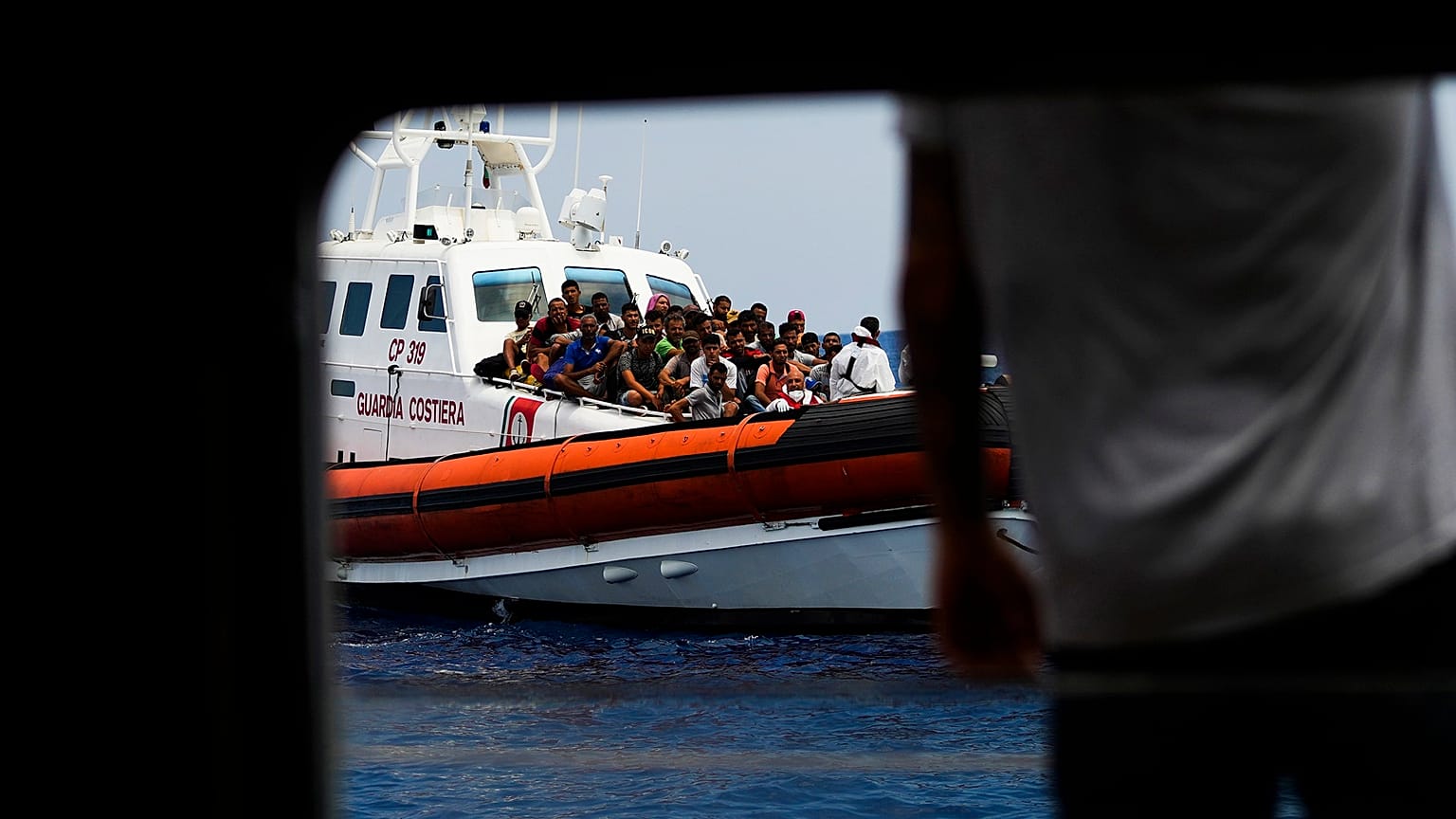 Os cinco actos legislativos que comprometem o Novo Pacto sobre Migração e Asilo estão atualmente a ser negociados entre os Estados-Membros e o Parlamento Europeu.