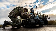 Ein Soldat der Kampfmittelbeseitigung bei der Arbeit