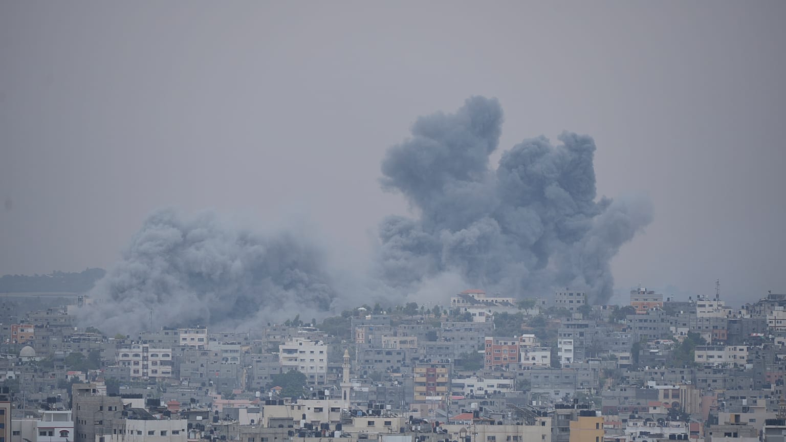 Une frappe israélienne sur Gaza en réponse à l'offensive menée par le Hamas contre l'Etat hébreu
