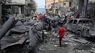 es Palestiniens inspectent les décombres de la mosquée de l'Ouest détruite après une frappe aérienne israélienne dans la ville de Gaza