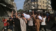 Familiares carregam corpos da família Zanoun, morta durante um ataque aéreo de Israel ao campo de refugiados de Rafah