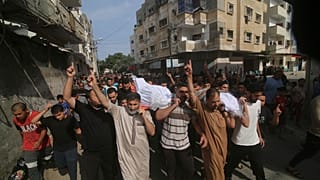 Familiares carregam corpos da família Zanoun, morta durante um ataque aéreo de Israel ao campo de refugiados de Rafah