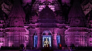 O santuário de Bhagwan Swaminarayan durante a inauguração do templo BAPS Swaminarayan Akshardham em Robbinsville