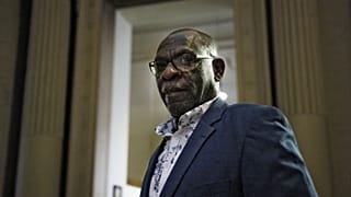 L'ex funzionario ruandese, imputato Seraphin Twahirwa, arriva al tribunale di Bruxelles il 9 ottobre 2023, all'inizio del suo processo