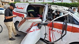 سيارة إسعاف فلسطينية تضررت من جراء القصف الإسرائيلي على مدينة خان يونس في قطاع غزة