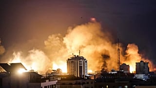 Une boule de feu éclate lors d'un bombardement israélien sur la ville de Gaza le 9 octobre 2023.