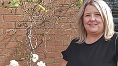 Carrie Downey hat keine Anzeichen von Darmkrebs mehr.