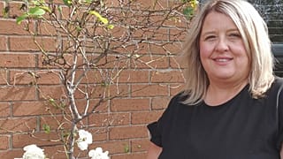 Carrie Downey hat keine Anzeichen von Darmkrebs mehr.