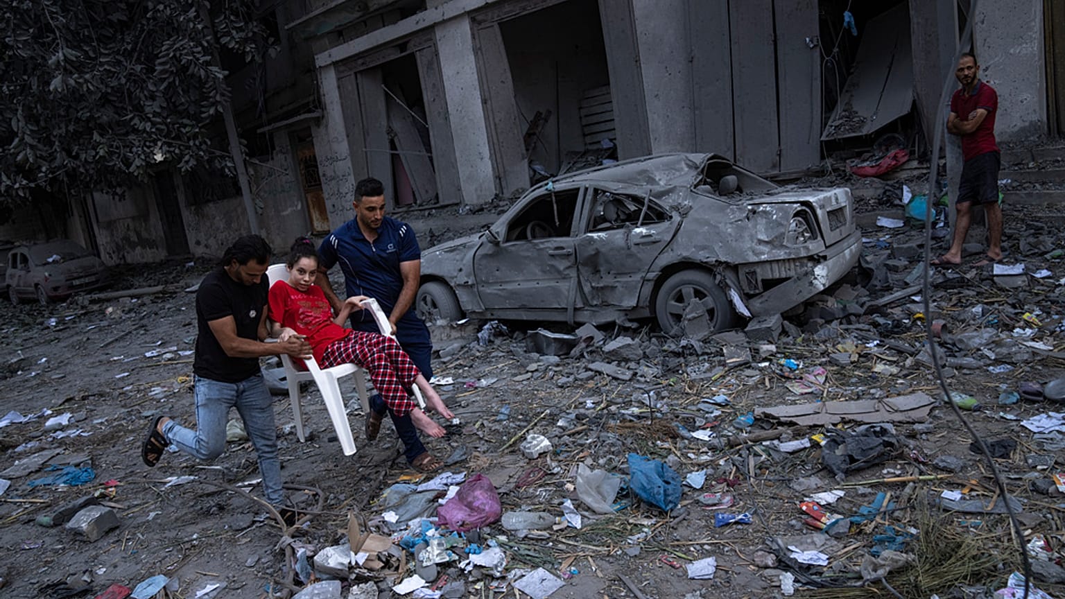 Palestinianos caminham nas ruínas de Gaza, após ataques aéreos israelitas