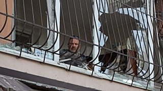 رجل يتفقد الأضرار التي لحقت بمبنى سكني بعد هجوم صاروخي في تشورنومورسك، منطقة أوديسا. 2023/10/07