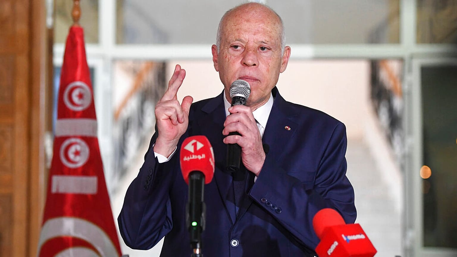 الرئيس التونسي قيس سعيد أثناء إلقائه خطابًا خلال زيارته إلى سيدي بوزيد، تونس، 20 سبتمبر 2021.