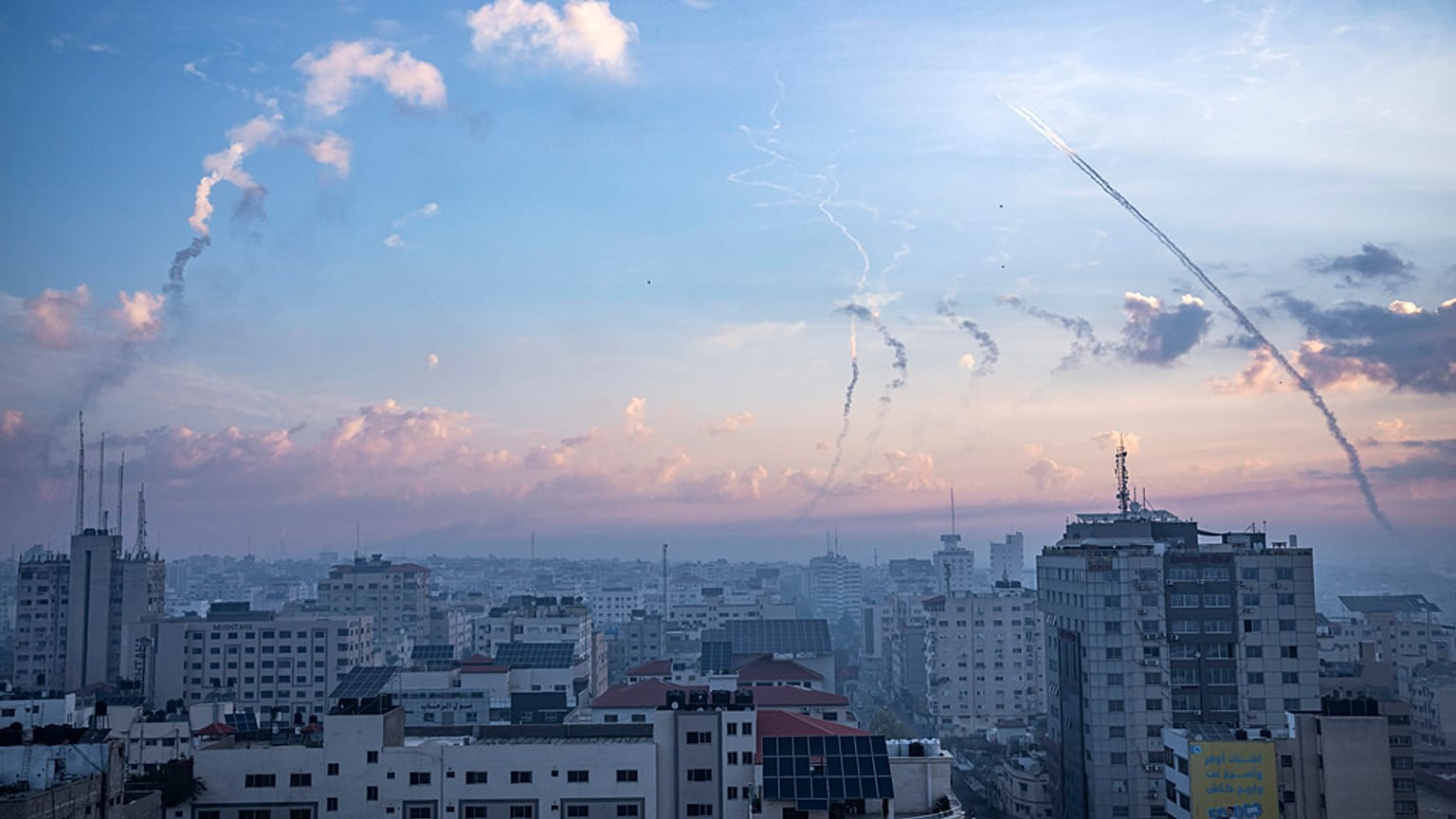 Più di 2.000 razzi sono stati lanciati contro Israele dalla Striscia di Gaza la mattina di sabato 7 ottobre 2023\. 