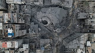 آثار القصف الإسرائيلي في مخيم الشاطىء في قطاع غزة