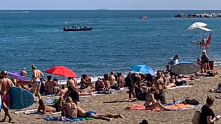 Banhistas numa praia espanhola