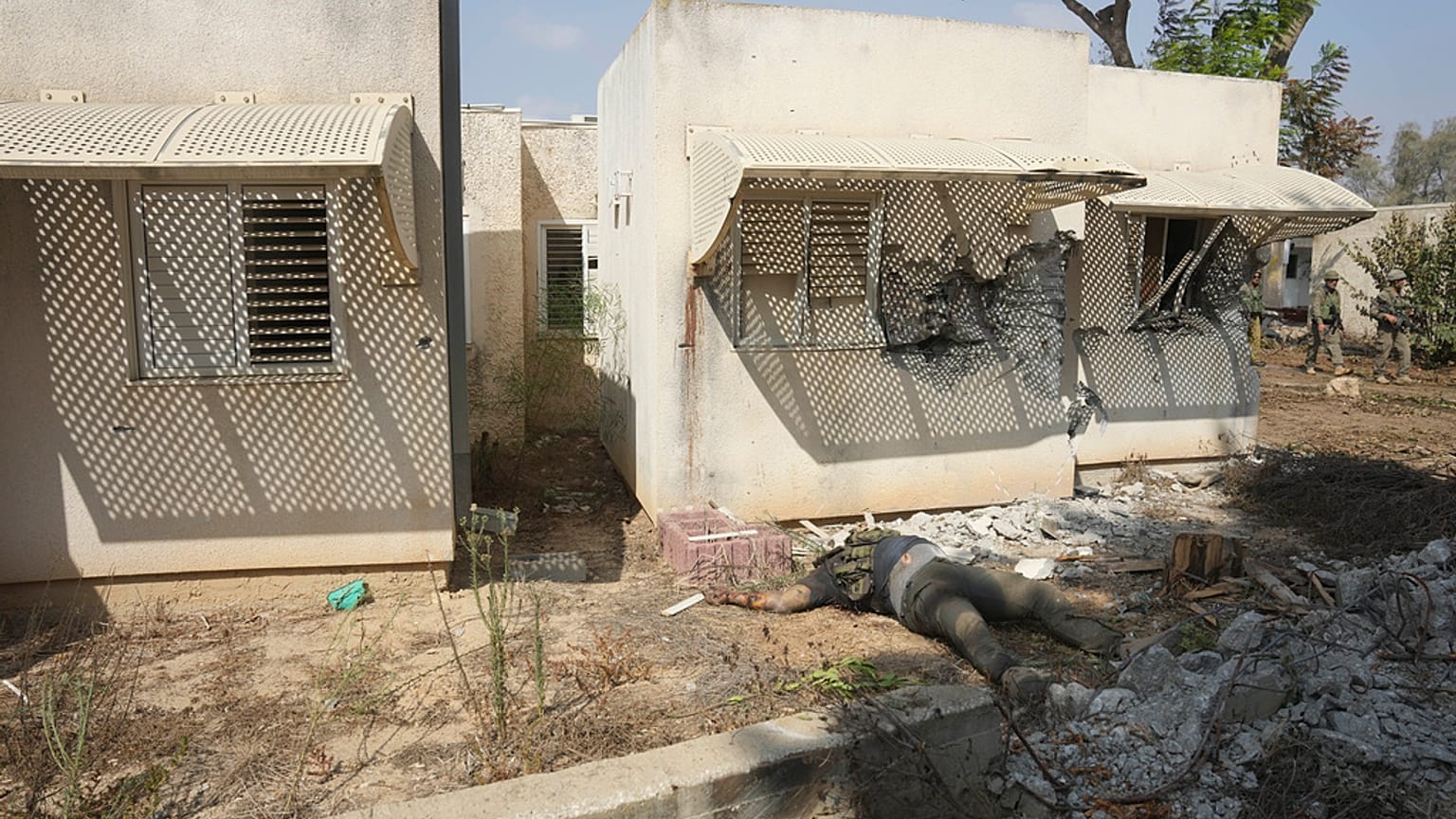 El cadáver de un militante de Hamás yace en el kibutz de Kfar Azza el martes 10 de octubre de 2023.