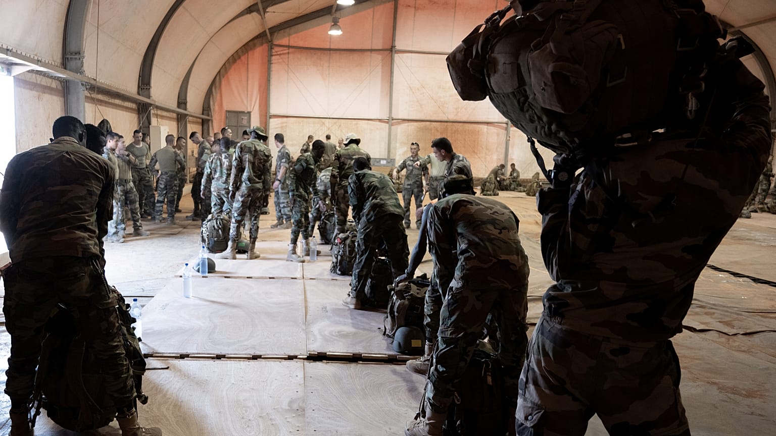 Französische und nigerianische Soldaten bereiten sich gemeinsam auf einen Einsatz vor.