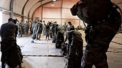 Französische und nigerianische Soldaten bereiten sich gemeinsam auf einen Einsatz vor.