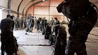Des soldats français et nigériens se préparent ensemble à une mission.