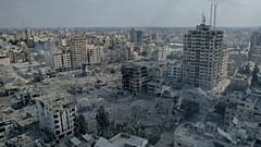 مشهد لمدينة غزة بعد قصف إسرائيلي مكثف