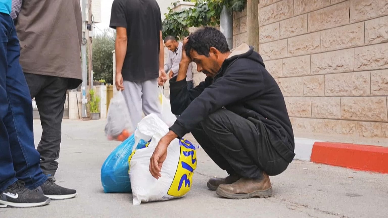 رجال فلسطينيون كانوا يعملون في إسرائيل، والآن هم عالقون في رام الله بالضفة الغربية المحتلة