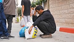 رجال فلسطينيون كانوا يعملون في إسرائيل، والآن هم عالقون في رام الله بالضفة الغربية المحتلة
