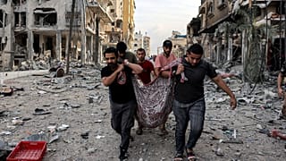 انتقال پیکر یکی از کشته‌شدگان در غزه