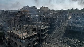 أنقاض المباني التي ضربتها غارة جوية إسرائيلية في جباليا بقطاع غزة، الأربعاء 11 أكتوبر 2023.