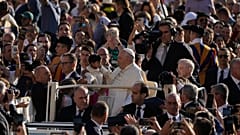 Papst Franziskus kommt zu seiner wöchentlichen Generalaudienz auf dem Petersplatz im Vatikan an.