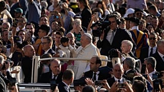 Papst Franziskus kommt zu seiner wöchentlichen Generalaudienz auf dem Petersplatz im Vatikan an.
