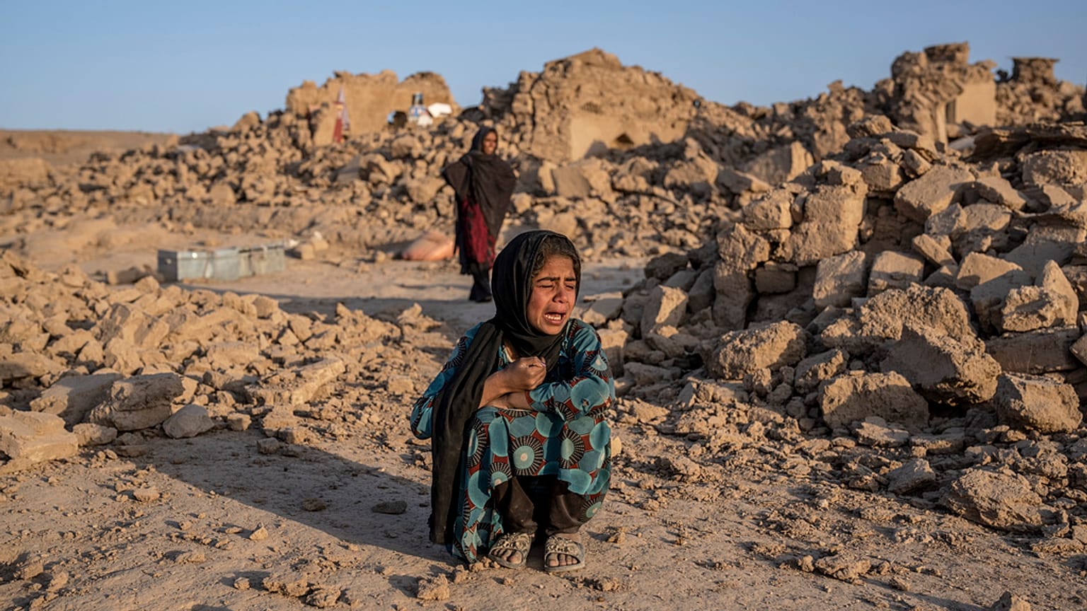 Ein Mädchen weint im Distrikt Zenda der Provinz Herat am 11.10.23