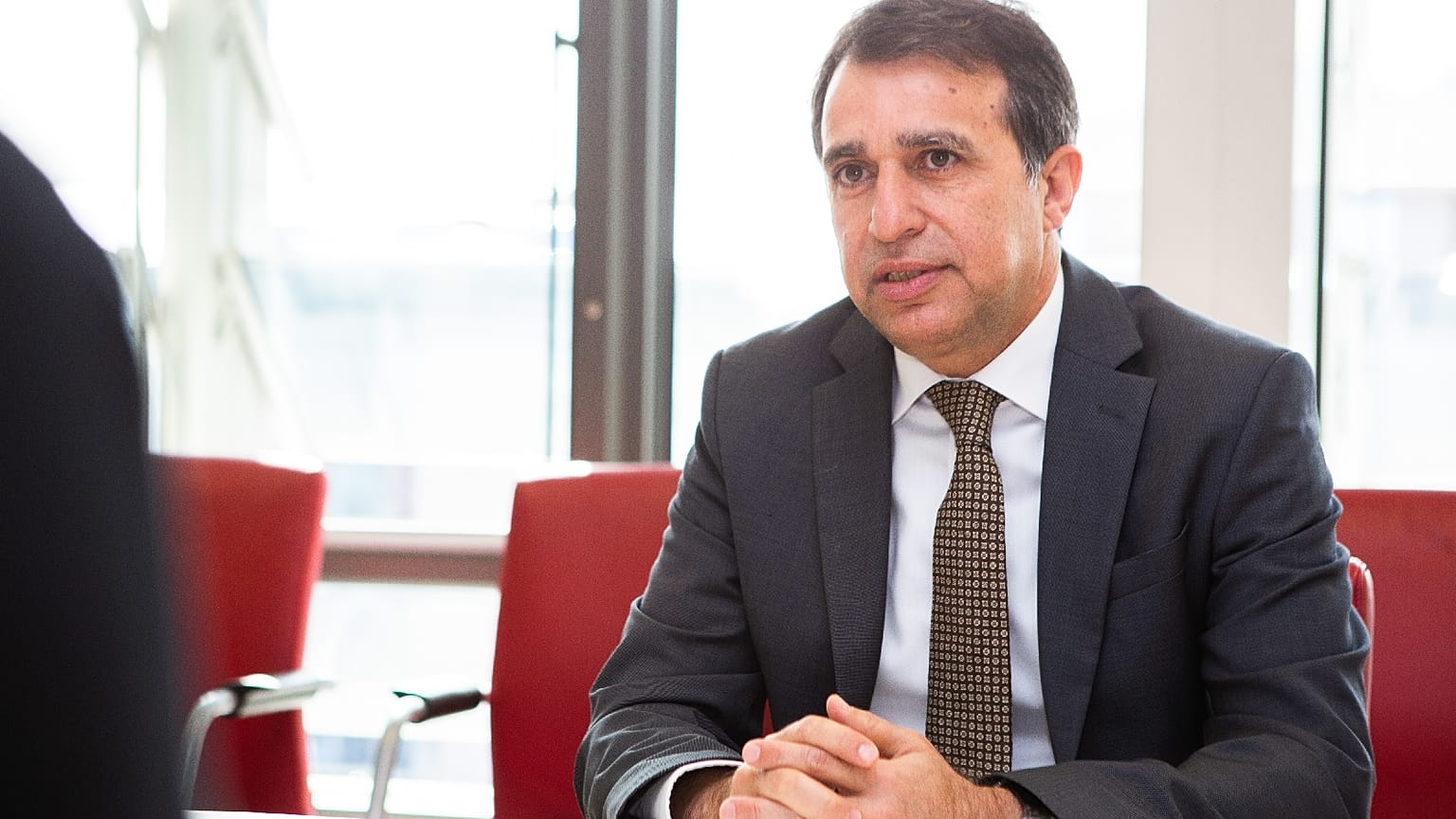 Haim Regev, Leiter der Mission Israels bei der EU und der NATO, am 7\. April 2022 bei einem Treffen mit der EU-Kommissarin für internationale Partnerschaften Jutta Urpilainen.