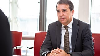 Haim Regev, chef de la mission d'Israël auprès de l'UE et de l'OTAN, le 7 avril 2022 lors d'une réunion avec la commissaire européenne chargée des partenariats internationaux, Jutta Urpilainen.