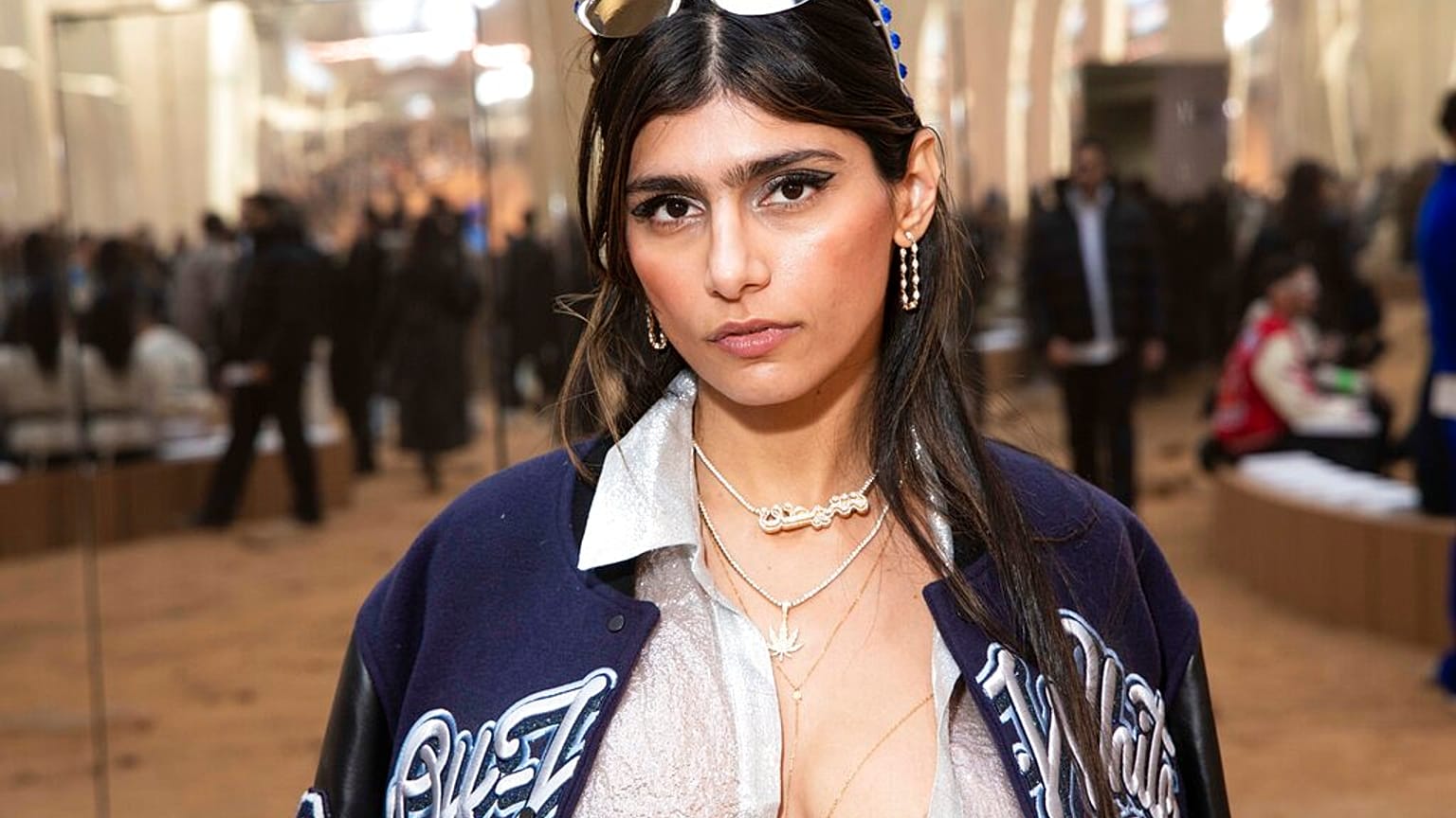 ميا خليفة تقف أمام مجموعة Off-White لخريف وشتاء 2023-2024 للملابس الجاهزة في باريس.