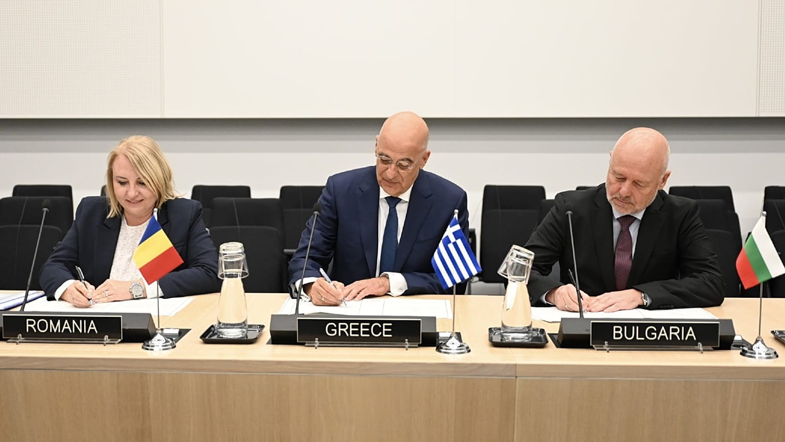 Ο Νίκος Δένδιας με τον υπουργό ‘Αμυνας της Βουλγαρίας και την υφυπουργό Εθνικής Αμυνας της Ρουμανίας 