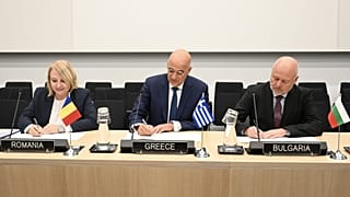 Ο Νίκος Δένδιας με τον υπουργό ‘Αμυνας της Βουλγαρίας και την υφυπουργό Εθνικής Αμυνας της Ρουμανίας