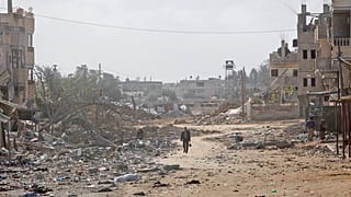 A destruição na ruas de Gaza, após os bombardeamentos israelitas