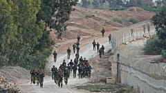 Израильский патруль возле кибуца Беэри, который был опустошён в ходе субботнего нападения ХАМАС.