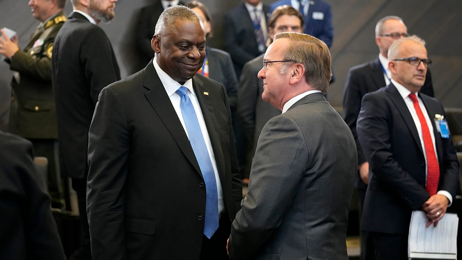 Bei einem Treffen der Verteidigungsminister in Brüssel tauschen sich US-Verteidigungsminister Lloyd und sein deutscher Amtskollege Pistorius aus